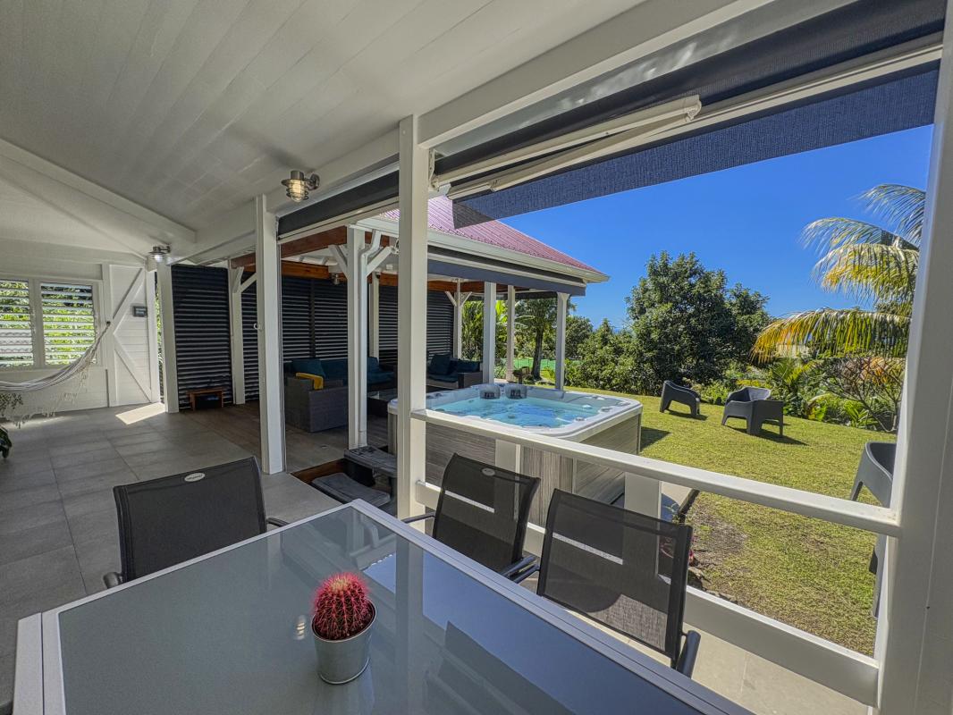 9.Location villa jacuzzi Saint Claude Guadeloupe_Terrasse Jacuzzi Jardin